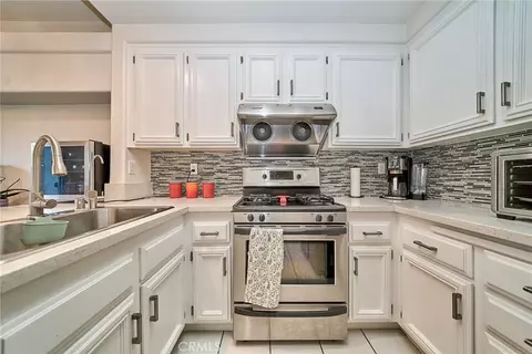 Kitchen - 1048 Explanada St #101, Corona, CA 92879 photo 2 of 4