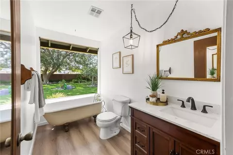 Bath - 9596 Tangelo Ave, Fontana, CA 92335 photo 1 of 4