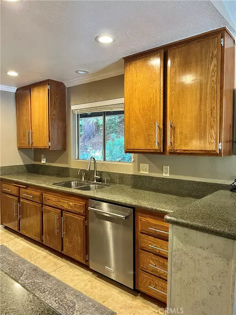 Kitchen - 109 Rockledge Ln, Lake Arrowhead, CA 92352 photo 2 of 2