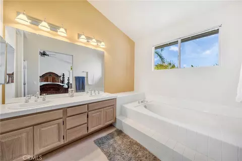 Bath - 1463 Oak View Way, Escondido, CA 92029 photo 3 of 4