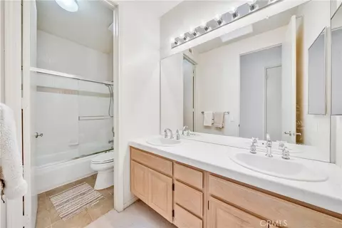Bath - 1463 Oak View Way, Escondido, CA 92029 photo 1 of 4