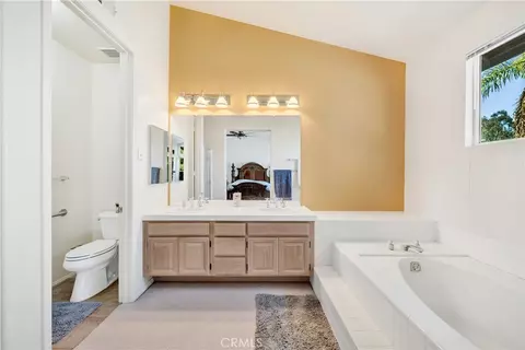 Bath - 1463 Oak View Way, Escondido, CA 92029 photo 2 of 4
