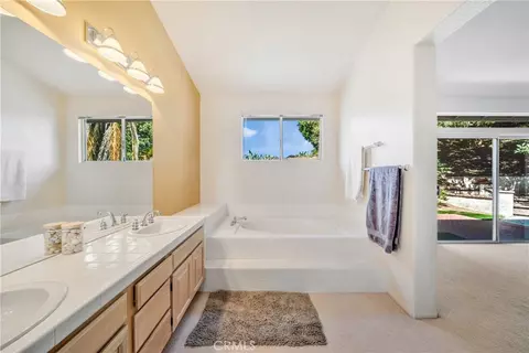 Bath - 1463 Oak View Way, Escondido, CA 92029 photo 4 of 4