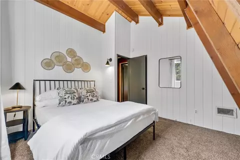 Bedroom - 32794 Cougar Ln, Arrowbear, CA 92382 photo 2 of 7