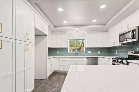 Kitchen - 6155 Cardinal, Wrightwood, CA 92397 photo 1 of 2
