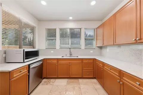 Kitchen - 7271 Enclave Dr, Eastvale, CA 92880 photo 3 of 4