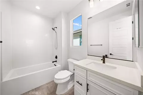 Bath - 133 Chant, Irvine, CA 92618 photo 5 of 6