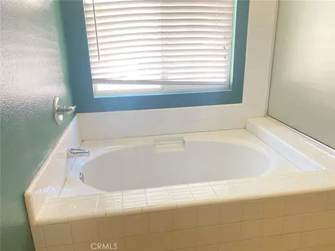 Bath - 7379 Mcclellan Ct, Fontana, CA 92336 photo 2 of 2