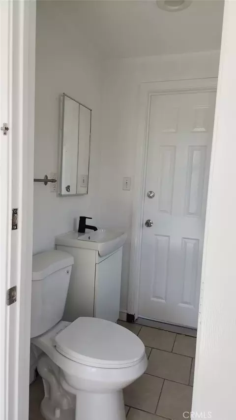 Bath - 922 Center St, Riverside, CA 92507 photo 2 of 4
