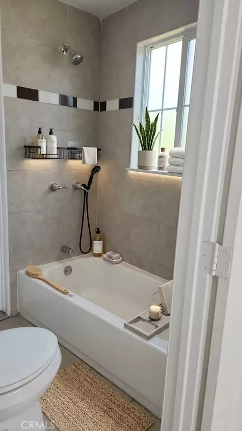 Bath - 922 Center St, Riverside, CA 92507 photo 3 of 4