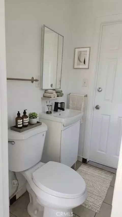 Bath - 922 Center St, Riverside, CA 92507 photo 1 of 4