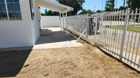 Exterior - 922 Center St, Riverside, CA 92507 photo 4 of 8