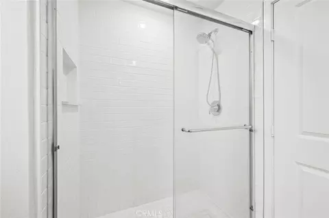 Bath - 875 Walnut Ter, Montebello, CA 90640 photo 2 of 8