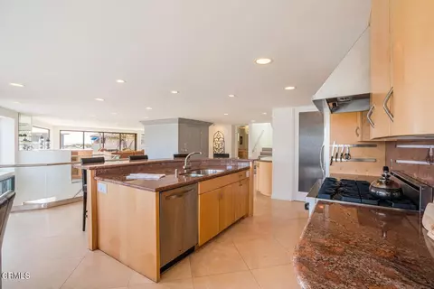 Kitchen - 3300 Ocean Dr, Oxnard, CA 93035 photo 4 of 6