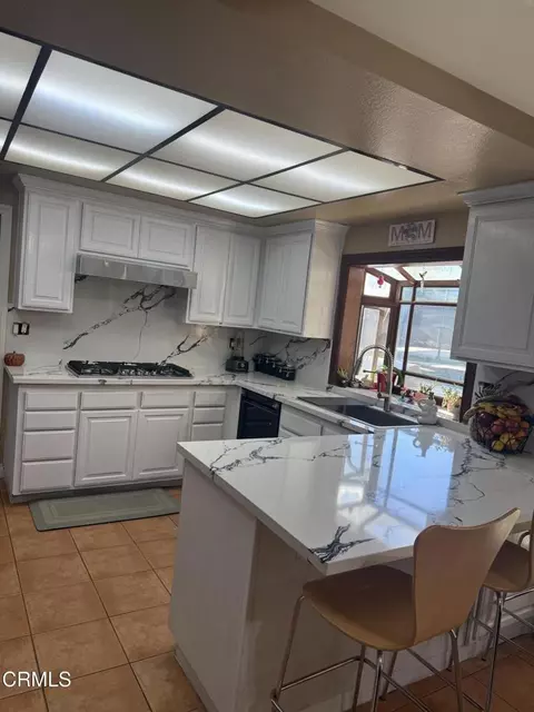 Kitchen - 652 Stonebrook St, Simi Valley, CA 93065 photo 2 of 6