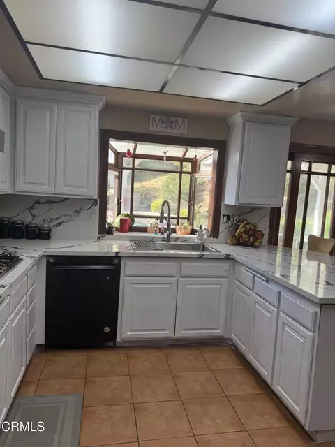 Kitchen - 652 Stonebrook St, Simi Valley, CA 93065 photo 3 of 6