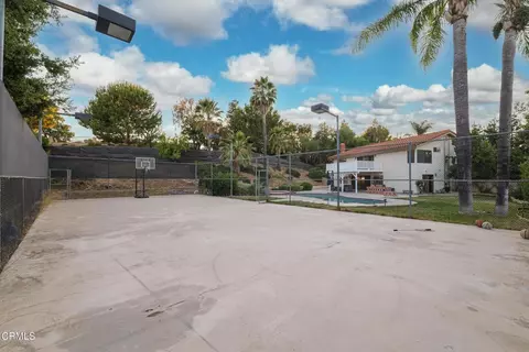 Exterior - 652 Stonebrook St, Simi Valley, CA 93065 photo 14 of 20