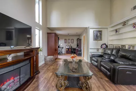 Living - 652 Stonebrook St, Simi Valley, CA 93065 photo 2 of 4