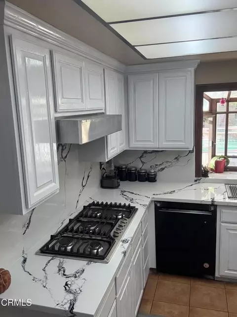 Kitchen - 652 Stonebrook St, Simi Valley, CA 93065 photo 4 of 6