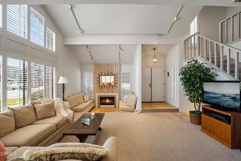 Living - 3310 Sunset Ln, Oxnard, CA 93035 photo 2 of 5
