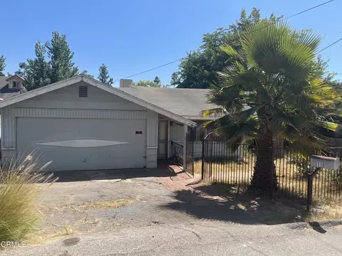 110 E Oak View Ave, Oak View, CA 93022