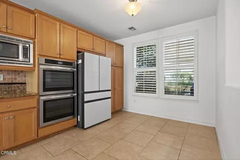 Kitchen - 1423 Windshore Way, Oxnard, CA 93035 photo 2 of 10