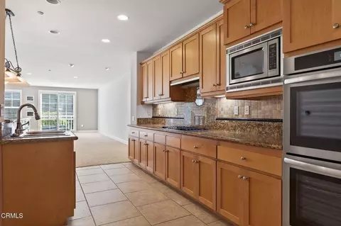 Kitchen - 1423 Windshore Way, Oxnard, CA 93035 photo 6 of 10
