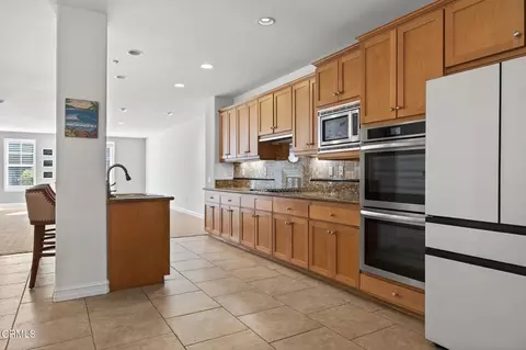 Kitchen - 1423 Windshore Way, Oxnard, CA 93035 photo 5 of 10