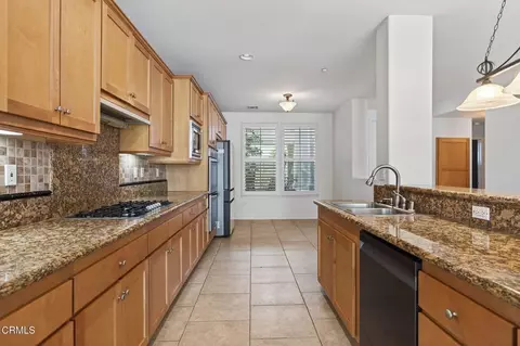 Kitchen - 1423 Windshore Way, Oxnard, CA 93035 photo 3 of 10