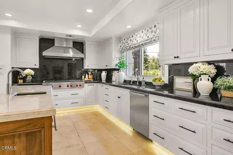 Kitchen - 11016 Red Barn Rd, Santa Rosa Valley, CA 93012 photo 7 of 10