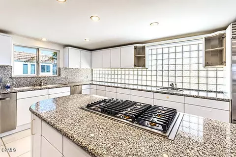 Kitchen - 3405 Ocean Dr, Oxnard, CA 93035 photo 4 of 7