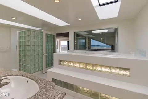 Bath - 3405 Ocean Dr, Oxnard, CA 93035 photo 2 of 4