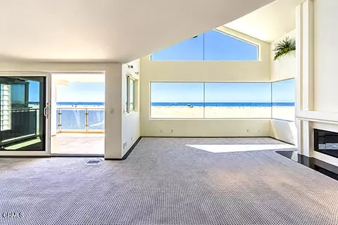 Living - 3405 Ocean Dr, Oxnard, CA 93035 photo 2 of 8