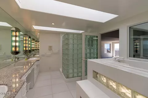 Bath - 3405 Ocean Dr, Oxnard, CA 93035 photo 3 of 4