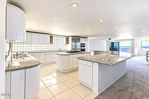 Kitchen - 3405 Ocean Dr, Oxnard, CA 93035 photo 5 of 7