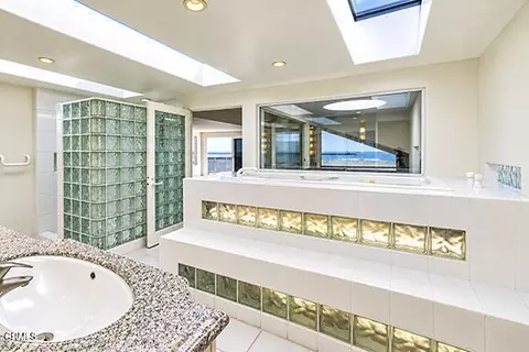 Bath - 3405 Ocean Dr, Oxnard, CA 93035 photo 2 of 5