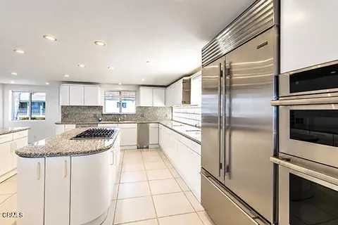 Kitchen - 3405 Ocean Dr, Oxnard, CA 93035 photo 2 of 7