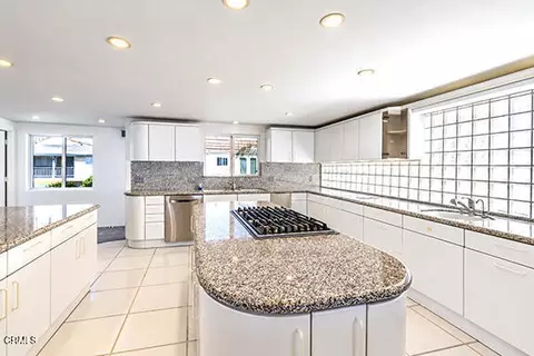 Kitchen - 3405 Ocean Dr, Oxnard, CA 93035 photo 3 of 7