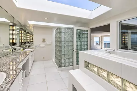 Bath - 3405 Ocean Dr, Oxnard, CA 93035 photo 3 of 5