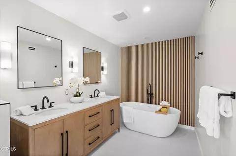Bath - 2230 Monaco Dr, Oxnard, CA 93035 photo 2 of 4