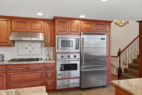Kitchen - 2408 Ocean Dr, Oxnard, CA 93035 photo 3 of 5