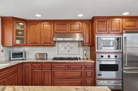Kitchen - 2408 Ocean Dr, Oxnard, CA 93035 photo 4 of 5
