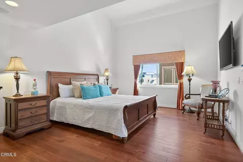 Bedroom - 2408 Ocean Dr, Oxnard, CA 93035 photo 2 of 3