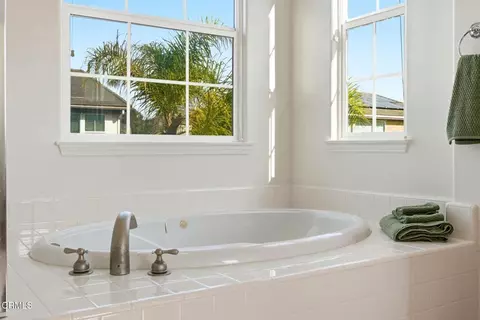 Bath - 3325 Eagle Bend Ln, Oxnard, CA 93036 photo 4 of 6