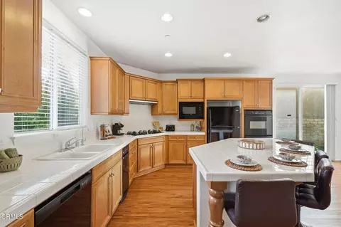 Kitchen - 3325 Eagle Bend Ln, Oxnard, CA 93036 photo 4 of 5