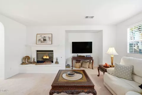 Living - 3325 Eagle Bend Ln, Oxnard, CA 93036 photo 2 of 6