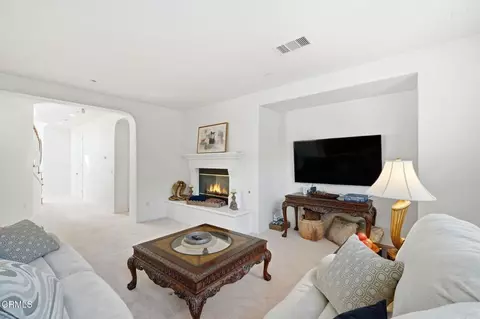 Living - 3325 Eagle Bend Ln, Oxnard, CA 93036 photo 3 of 6