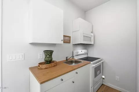 Kitchen - 3325 Eagle Bend Ln, Oxnard, CA 93036 photo 5 of 5