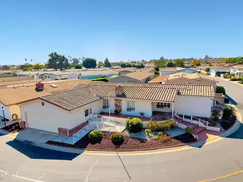 75 Poinsettia Gardens Dr, Ventura, CA 93004