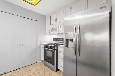 Kitchen - 2202 Martinique Ln, Oxnard, CA 93035 photo 3 of 3
